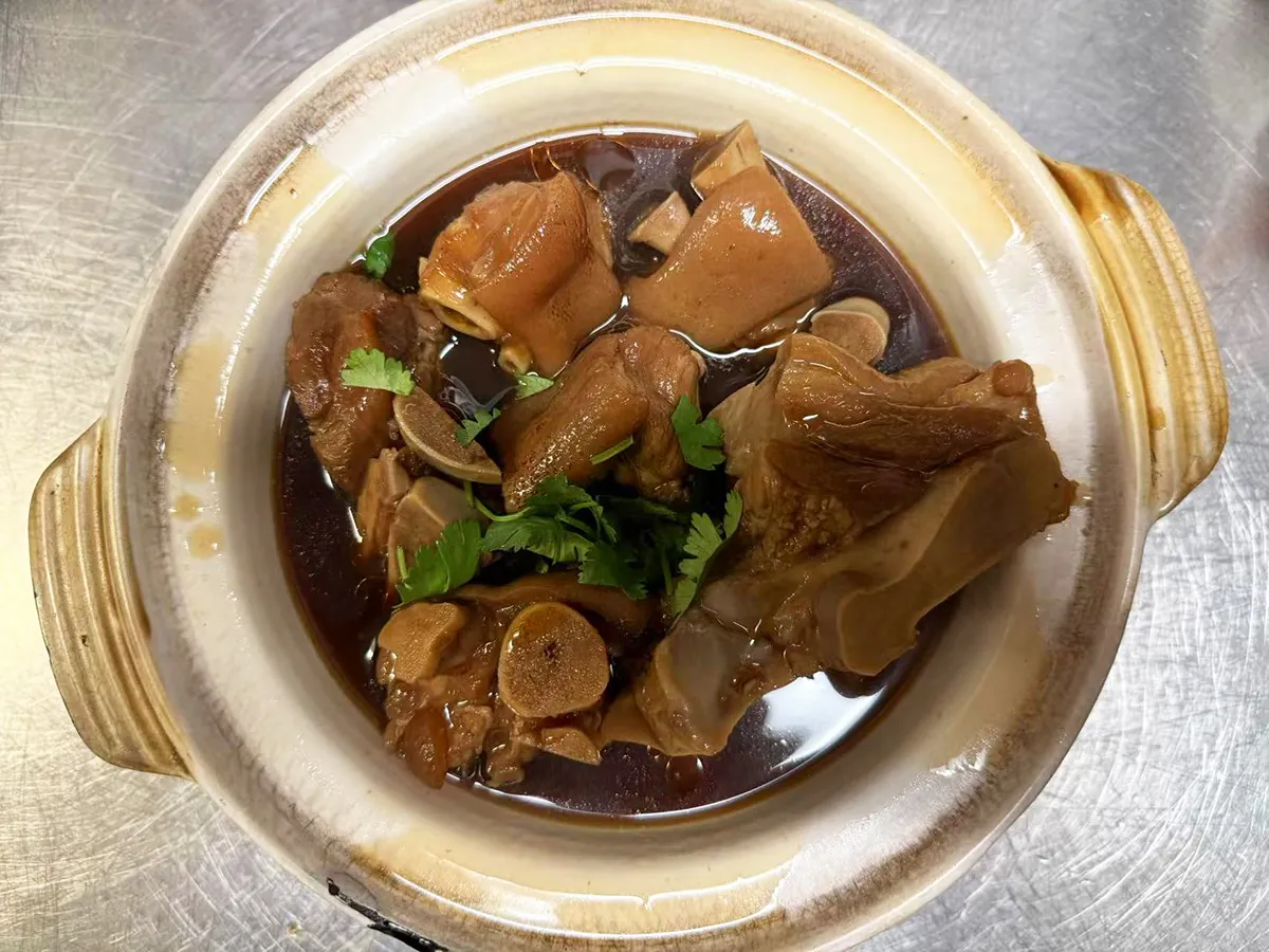 Pot of braised pig trotters at Looking for Chai，a Taiwanese Restaurant in Edmonds